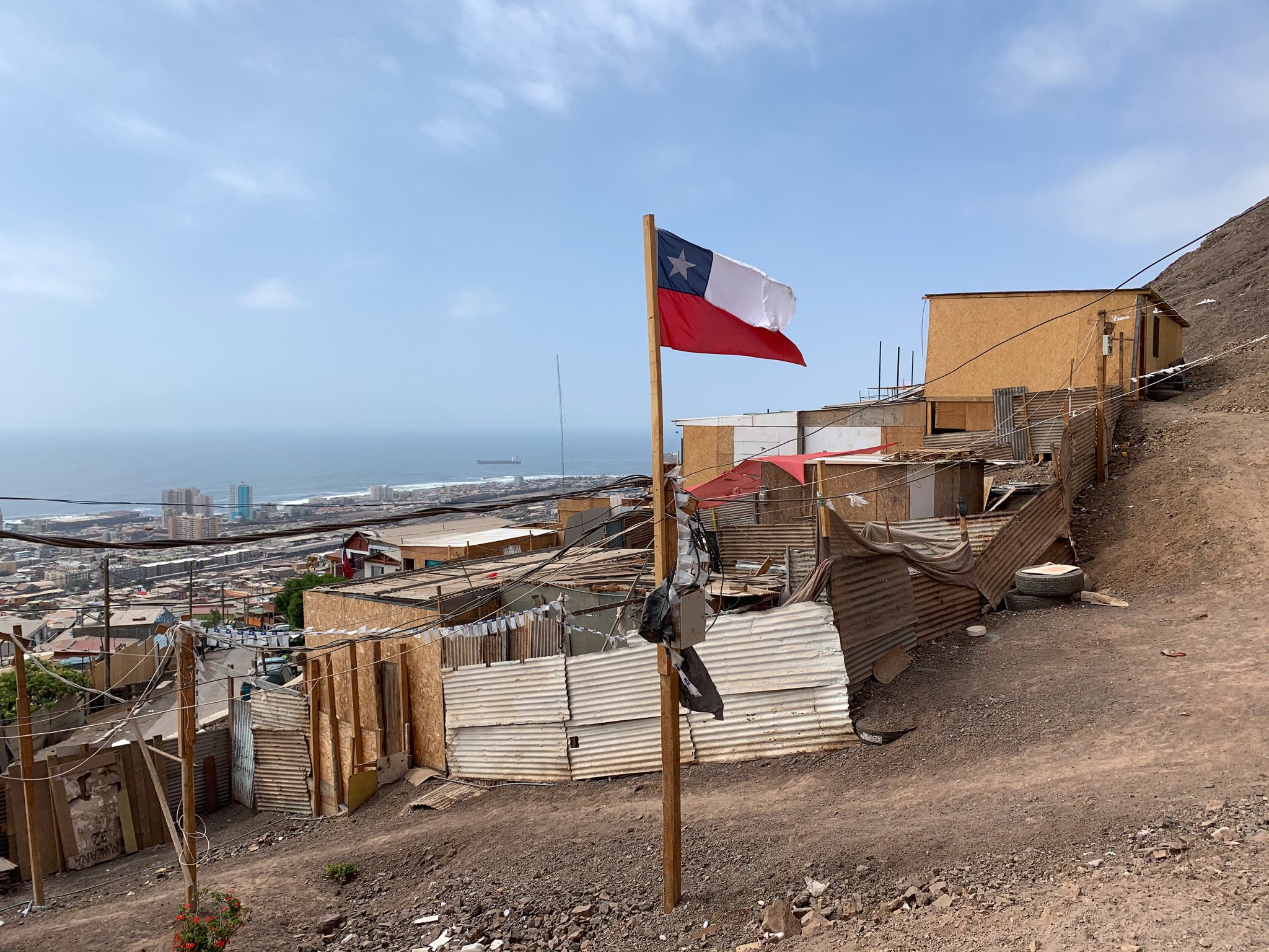 Dieses Bild hat ein leeres Alt-Attribut. Der Dateiname ist Extending-urban-space-–-view-from-an-informal-settlement-overlooking-the-rest-of-the-city-scaled.jpg