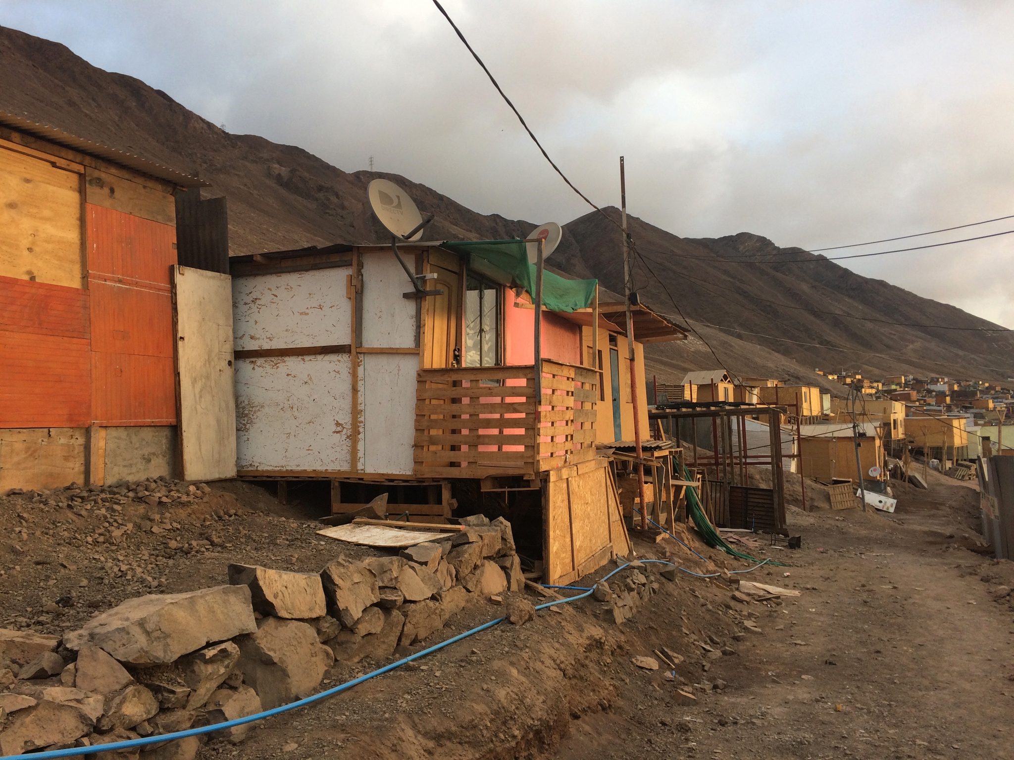 Dieses Bild hat ein leeres Alt-Attribut. Der Dateiname ist Informal-settlement-in-Antofagasta-Chile-scaled.jpg